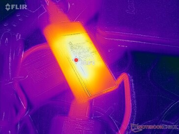 L'adattatore CA raggiunge i 39 C dopo un'ora di carico elevato