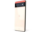 Vista posteriore del Google Pixel 6 che mostra il logo G e la barra nera della fotocamera
