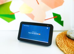 L’Amazon Echo Show nella foto dovrà presto affrontare la concorrenza di Apple.