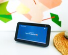 L’Amazon Echo Show nella foto dovrà presto affrontare la concorrenza di Apple.