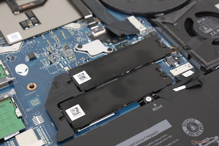 Doppio 1 TB Samsung PM9A1 PCIe4 x4 NVMe SSDs in RAID 0 per velocità di lettura sequenziale sostenuta di oltre 13000 MB/s. Un diffusore di calore è standard per entrambe le unità per aiutare il raffreddamento