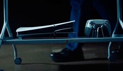 Il piedistallo non solo contiene un televisore, ma offre anche spazio per una PS5 di Sony.