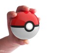 La classica Poké Ball ufficiale rossa e bianca.