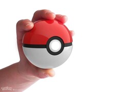 La classica Poké Ball ufficiale rossa e bianca.