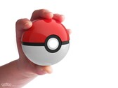 La classica Poké Ball ufficiale rossa e bianca.