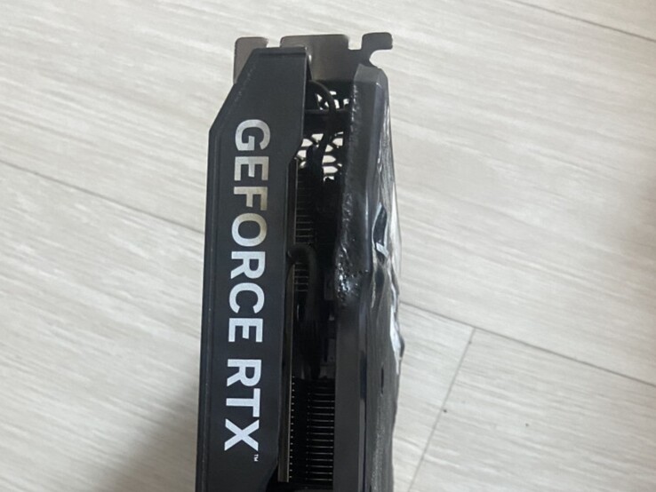 Vista superiore del pannello posteriore fuso di una GPU EmTek StormX Dual RTX 4060 Ti. (Fonte immagine: utente_634494 su Quasar Zone)
