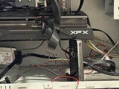 Un utente di Reddit sostiene la scheda grafica del suo PC con un vecchio Nokia 6124 Classic. (Fonte immagine: u/bulochklem via Reddit)