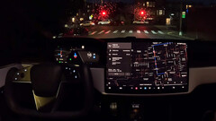 Tesla FSD 12 durante un giro piovoso a San Francisco (immagine: WMC/YT)