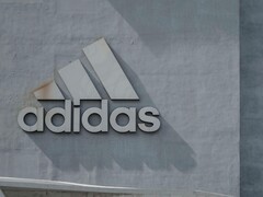 Logo Adidas su una parete aziendale (Fonte: H&amp;amp;CO/Pexels)