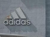 Logo Adidas su una parete aziendale (Fonte: H&amp;CO/Pexels)