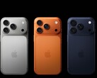 Tre unità di Apple iPhone 17 Pro nelle finiture argento, arancione e blu scuro (Fonte immagine: Apple)