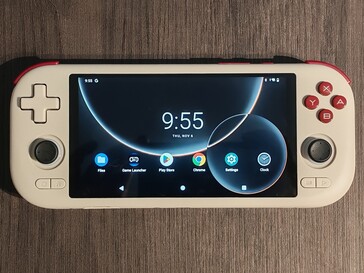 I controlli abituali sono tutti presenti, anche se il pad direzionale non è tra i migliori della categoria (Fonte immagine: Notebookcheck)