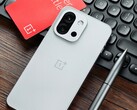 Il OnePlus 13T è uno dei numerosi telefoni compatti premium disponibili in Cina, ma non a livello globale. (Fonte: Flying Bun su Weibo)