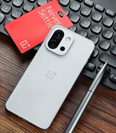 Il OnePlus 13T è uno dei numerosi telefoni compatti premium disponibili in Cina, ma non a livello globale. (Fonte: Flying Bun su Weibo)