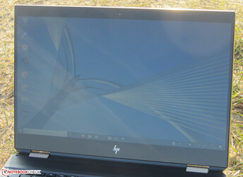 Utilizzo dello Spectre x360 15 all'esterno in pieno sole con il sole dietro il dispositivo.
