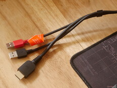 Il cavo Huion Kamvas 16 Gen 3 3-in-1 è dotato di pettini per cavi per mantenere l'ordine