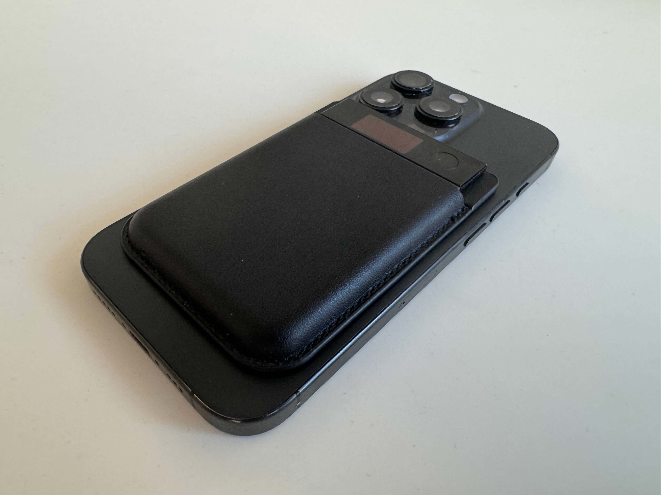 Il Plaud Note Pro può essere attaccato all'iPhone utilizzando la custodia magnetica inclusa.