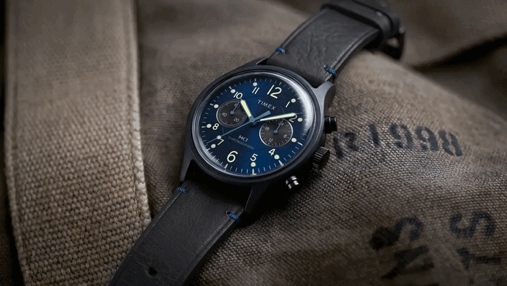 Entrambe le versioni presentano una cassa da 40 mm, una distanza tra le anse di 46,5 mm e uno spessore di 9,5 mm, con un vetro acrilico bombato.