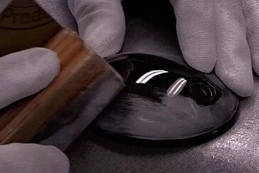 I padiglioni in legno di faggio delle cuffie chiuse YH-C3000 sono realizzati e lucidati a mano. (Fonte: Yamaha)