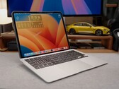 L'"iPadBook" personalizzato con un iPad Pro M4 collegato a una base MacBook Air, che esegue macOS tramite Sidecar (fonte immagine: 舒灿ShuCanTech via YouTube)