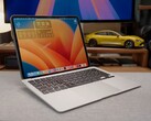 L'"iPadBook" personalizzato con un iPad Pro M4 collegato a una base MacBook Air, che esegue macOS tramite Sidecar (fonte immagine: 舒灿ShuCanTech via YouTube)