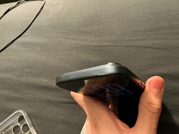 Un altro iPhone 17 Pro ammaccato mentre era in una custodia Spigen. (Fonte immagine: u/ChakiWRLD)