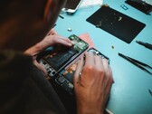 Apple ha reso più facile per gli appassionati del fai da te riparare i propri iPhone (immagine via Unsplash)