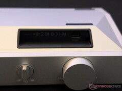 Porta USB-C posizionata in modo scomodo.