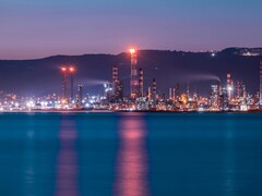 Raffineria di petrolio illuminata di notte con luci brillanti. (Fonte immagine: Selim Şengül via Pexels)