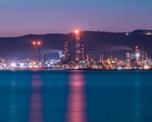 Raffineria di petrolio illuminata di notte con luci brillanti. (Fonte immagine: Selim Şengül via Pexels)