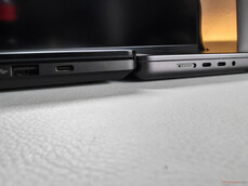 ProArt (sinistra) vs. MacBook Pro (destra) (fonte: Notebookcheck)