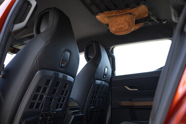 L'interno della Fisker Alaska è ricco di cinghie e soluzioni alternative per riporre i bagagli. (Fonte: Fisker)