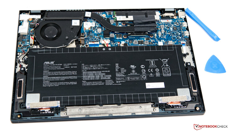 L'Asus ZenBook 13 UM325S senza il pannello inferiore