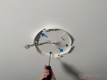 Praticare dei fori, avvitare la piastra di montaggio al soffitto...