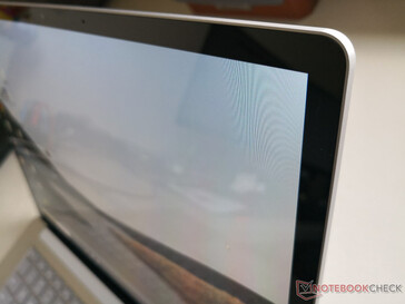 Esattamente lo stesso touchscreen in vetro edge-to-edge su tutte le SKU