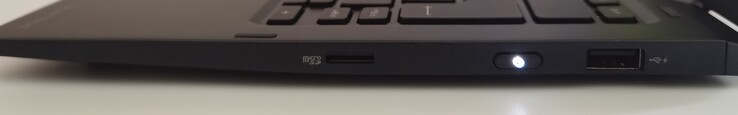 A sinistra: lettore MicroSD, pulsante di accensione, 1x USB-A 3.2 Gen1