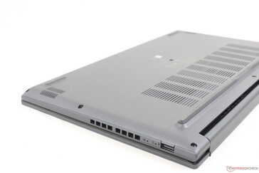 Il design manca della finitura cromata e della lucentezza blu scuro della serie ZenBook