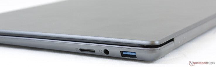 A destra: lettore MicroSD, cuffie 3.5 mm, USB 3.0