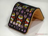 Il Motorola Adaptive Display Concept supporta diverse posture, compresa la modalità tenda. (Fonte: Notebookcheck)