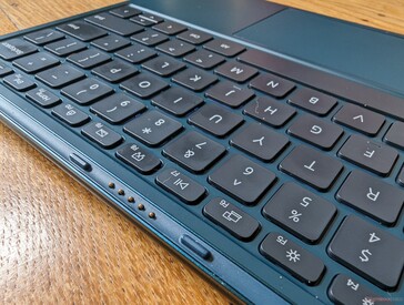 La base della tastiera ha due modalità di connessione: Fisica o Bluetooth