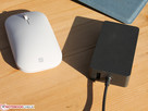 Il Surface Mouse a fianco del caricatore da 44 W del Surface Pro 6