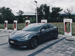 La ricarica di una Tesla Model 3 su un Supercharger comporta di solito costi a due cifre (Immagine: Dario)