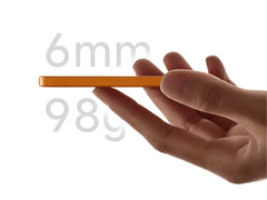 Xiaomi reintrodurrà il Power Bank Magnetico Ultrathin all'evento di lancio del 28 febbraio. Nella foto: un'immagine promozionale che mostra il design leggero e sottile della power bank.