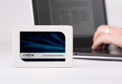 Nella recensione: Crucial MX500 4 TB. Dispositivo di prova fornito da Crucial Germania.