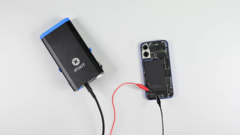 Spegnere la colla della batteria dell'iPhone 16. (Fonte immagine: iFixit)