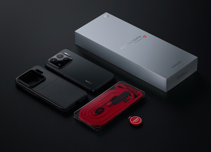 Lo Xiaomi 15S Pro è dotato di pratici accessori nella confezione. (Fonte immagine: Xiaomi)