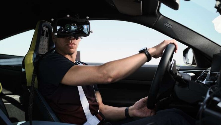 I conducenti indossano cuffie di realtà virtuale Varjo a bassa latenza mentre guidano nella vita reale. (Fonte: BMW)
