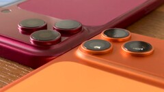 Un modello in plastica dell’iPhone 18 Pro Max a confronto con l’iPhone 17 Pro Max e le relative custodie.