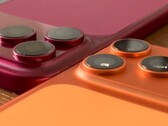 Un modello in plastica dell’iPhone 18 Pro Max a confronto con l’iPhone 17 Pro Max e le relative custodie.