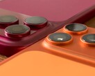Un modello in plastica dell’iPhone 18 Pro Max a confronto con l’iPhone 17 Pro Max e le relative custodie.